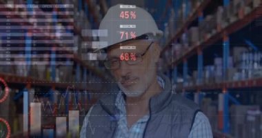 Depoda gülümseyen üst düzey erkek yöneticinin portresine karşı istatistiksel veri işleme. lojistik ve ulaşım sektörü kavramı