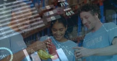 Depoda bağış torbaları açan kadın ve erkek gönüllülerle ilgili istatistiksel veri işleme. lojistik ve ulaşım sektörü kavramı