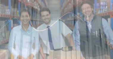 Depoda gülümseyen çeşitli erkek ve kadın yöneticilere karşı istatistiksel veri işleme. lojistik ve ulaşım sektörü kavramı