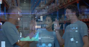 Depoda, erkek ve kadın gönüllülere karşı veri işleme ekranları birbirlerine beşlik çakıyor. lojistik ve ulaşım sektörü kavramı