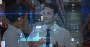 Depoda birbirleriyle konuşan kadın ve erkek yöneticilere karşı veri işleme ekranları. lojistik ve ulaşım sektörü kavramı