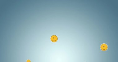 Mavi gradyan üzerinde yüzen birden fazla gülen yüz emojisinin dijital animasyonu. ifade ve iletişim kavramı