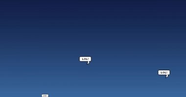 Mavi zemin üzerinde yüzen çoklu konuşma baloncukları üzerindeki lol metnin dijital animasyonu. ifade ve iletişim kavramı