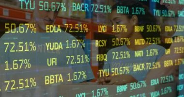 Erkek ve kadın gönüllülerin depodaki bağışlarını kontrol etmek için borsa verilerini inceliyor. lojistik ve ulaşım sektörü kavramı