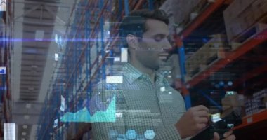 Depo 'daki beyaz erkek denetçiye karşı veri işleme ekranları. lojistik ve ulaşım sektörü kavramı