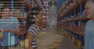 İstatistiksel veriler Afro-Amerikan bir kadının ambardaki erkek gönüllülere çanta bağışladığını gösteriyor. lojistik ve ulaşım sektörü kavramı