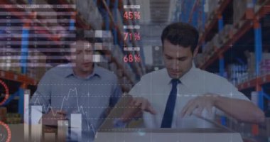 İki erkek yöneticiye karşı istatistiksel veri işleme kutusu açıp depodaki stokları kontrol ediyor. lojistik ve ulaşım sektörü kavramı