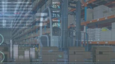 İstatistiksel veri, depoya karşı taşıyıcı banttaki birden fazla kutu üzerinde işlem yapıyor. lojistik ve ulaşım sektörü kavramı
