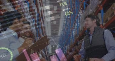 Depoda birbirlerine beşlik çakan erkek ve kadın yöneticiler hakkında istatistiksel veri işleme. lojistik ve ulaşım sektörü kavramı