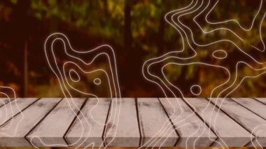 Arka plandaki orman yoluna karşı tahta yüzeyde topoğrafyanın dijital animasyonu. Sonbahar mevsimi konsepti