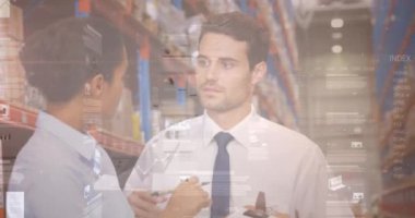 Depoda birbirleriyle konuşan kadın ve erkek yöneticilere karşı veri işleme ekranları. lojistik ve ulaşım sektörü kavramı