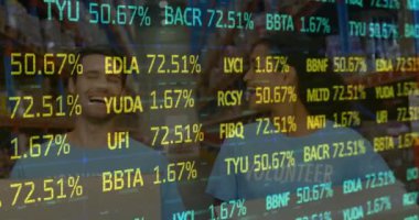 Depoda bağış kutuları tutan kadın ve erkek gönüllülere karşı borsa veri işleme programı. lojistik ve ulaşım sektörü kavramı