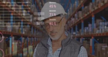 Depoda gülümseyen üst düzey erkek yöneticinin portresine karşı istatistiksel veri işleme. lojistik ve ulaşım sektörü kavramı