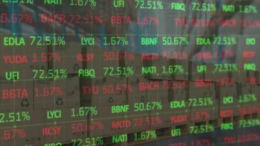 Borsa verileri depoya karşı taşıyıcı banttaki çoklu kutular üzerinde işlem yapıyor. lojistik ve ulaşım sektörü kavramı