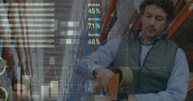 Depoda kutu paketleyen beyaz erkek yöneticiye karşı istatistiksel veri işleme. lojistik ve ulaşım sektörü kavramı