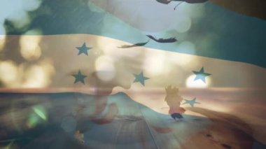 Sonbahar yaprakları üzerinde bayrak sallayan Honduras 'ın dijital bileşimi ahşap yüzeye düşüyor. Sonbahar mevsimi konsepti