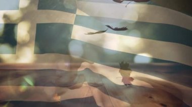 Ağaç yüzeyine düşen sonbahar yaprakları üzerinde bayrak sallayan Yunan 'ın dijital bileşimi. Sonbahar mevsimi konsepti