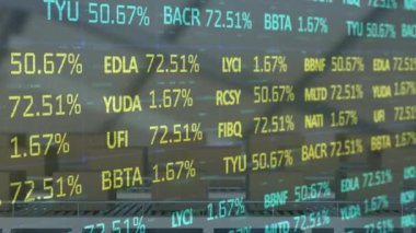 Borsa verileri depoya karşı taşıyıcı banttaki çoklu kutular üzerinde işlem yapıyor. lojistik ve ulaşım sektörü kavramı