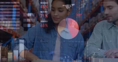 Depoda bağış torbaları açan kadın ve erkek gönüllülerle ilgili istatistiksel veri işleme. lojistik ve ulaşım sektörü kavramı