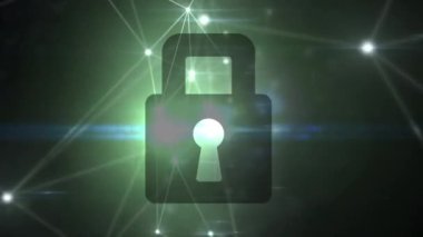 Yeşil arkaplandaki güvenlik kilidi simgesi üzerinden parlayan bağlantı ağının dijital animasyonu. küresel ağ ve siber güvenlik teknolojisi kavramı
