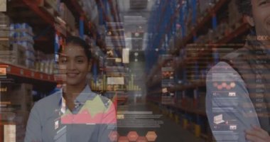 Depoda gülümseyen çeşitli erkek ve kadın yöneticilere karşı veri işleme ekranları. lojistik ve ulaşım sektörü kavramı