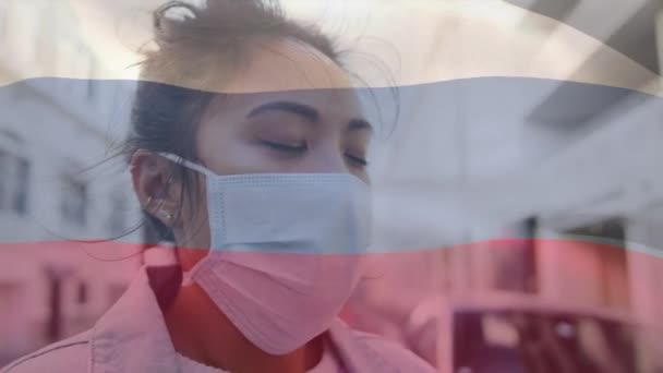 Rusland Zwaait Met Vlag Tegen Aziatische Vrouw Met Gezichtsmasker Hoesten — Stockvideo