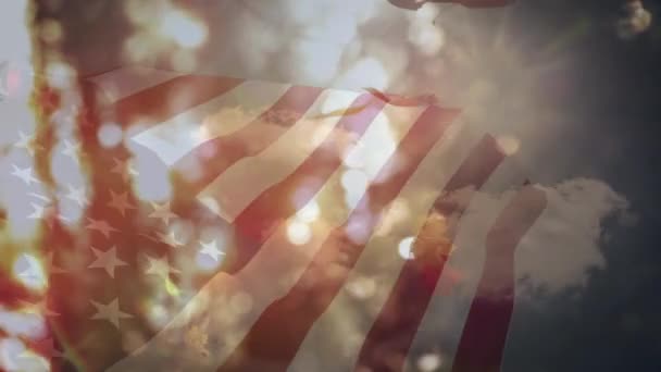 Ψηφιακή Σύνθεση Της Αμερικανικής Κυματίζει Σημαία Πάνω Από Φύλλα Του — Αρχείο Βίντεο