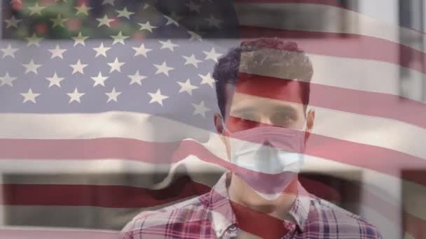 Amerikaner Schwenken Flagge Gegen Porträt Eines Kaukasischen Mannes Mit Gesichtsmaske — Stockvideo