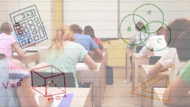 Mnohočetné Matematické Koncepce Ikony Proti Skupině Vysokoškolských Studentů Studujících Třídě — Stock video