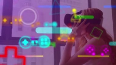 Medya simgelerinin VR kulaklıklı bir kadının üzerinden geçmesinin animasyonu. iletişim teknolojisi, veri paylaşımı ve dijital arayüz konsepti dijital olarak oluşturulmuş video.