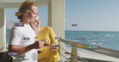 Kafkasyalı çiftin balkonda kahve içmesi sayısının artmasına neden olan birden fazla dijital simge. Sosyal medya ağı ve teknoloji kavramı