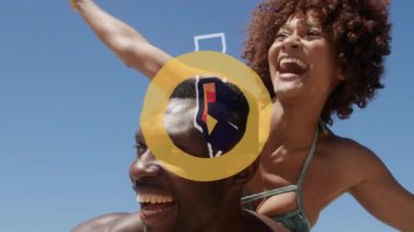 Titreşimler üzerinden soyut şekiller. Afrika kökenli Amerikalı bir adamın karısını plajda sırtında taşıdığı mesajlar. seyahat ve tatil kavramı