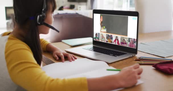 Aziatisch Meisje Heeft Een Videoconferentie Met Leraar Klasgenoten Laptop Thuis — Stockvideo