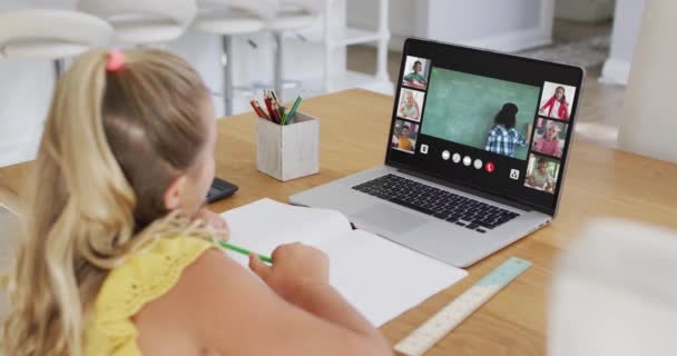 Kaukasiska Flicka Som Har Videokonferens Med Lärare Och Klasskamrater Laptop — Stockvideo