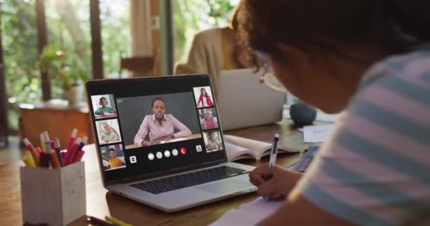 Chica Haciendo Tarea Tener Una Videoconferencia Con Maestro Compañeros Clase — Vídeos de Stock