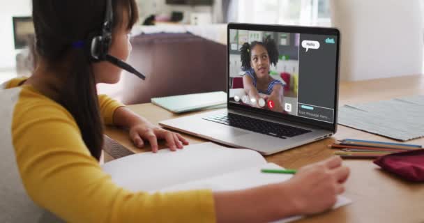 Aziatisch Meisje Doet Huiswerk Heeft Een Video Gesprek Met Klasgenoot — Stockvideo