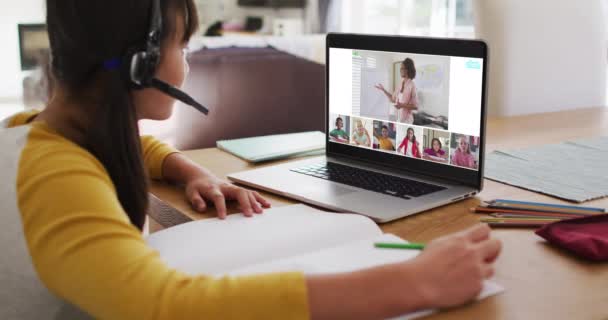 Chica Asiática Que Tiene Una Videoconferencia Con Maestro Compañeros Clase — Vídeos de Stock