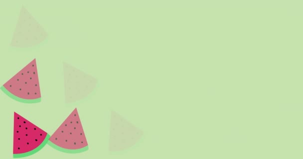 緑の背景に浮かぶ一粒のスイカのアニメーション トロピカルフルーツ 夏と休日の概念デジタルで生成されたビデオ — ストック動画