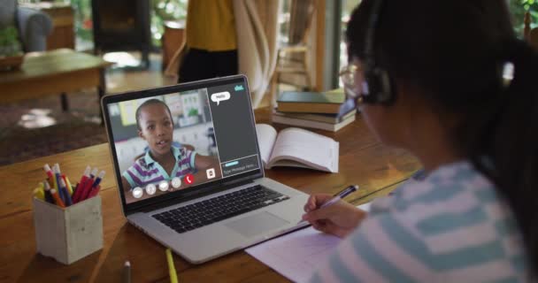 Afroamerykanka Odrabia Lekcje Wideo Rozmowę Kolegą Laptopie Domu Odległe Uczenie — Wideo stockowe