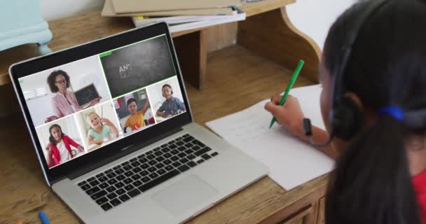 Dziewczyna Odrabia Lekcje Wideokonferencję Nauczycielem Kolegami Klasy Laptopie Domu Odległe — Wideo stockowe
