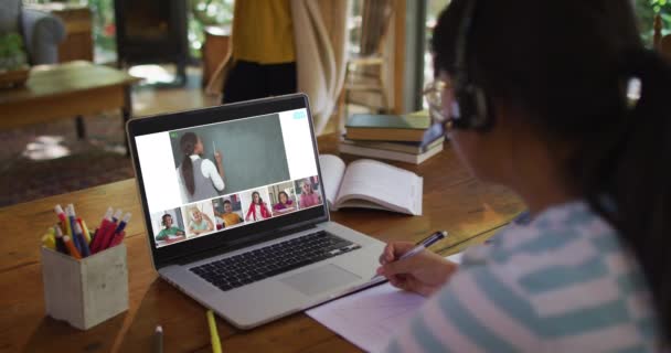 Chica Haciendo Tarea Tener Una Videoconferencia Con Maestro Compañeros Clase — Vídeos de Stock