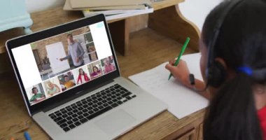 Ev ödevi yapan bir kız ve evde öğretmen ve sınıf arkadaşlarıyla video konferansı yapan bir kız. uzak öğrenim ve çevrimiçi eğitim kavramı