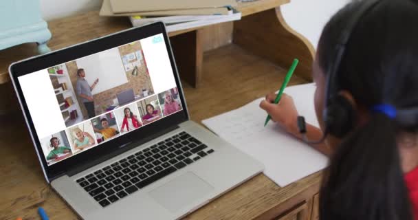 Dívka Dělá Domácí Úkoly Videokonferenci Učitelem Spolužáky Doma Notebooku Vzdálený — Stock video
