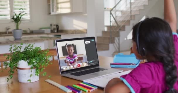 Afroamerykanka Rozmawiająca Kolegą Laptopie Domu Odległe Uczenie Się Koncepcja Edukacji — Wideo stockowe