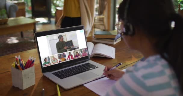 Meisje Doet Huiswerk Heeft Een Videoconferentie Met Leraar Klasgenoten Laptop — Stockvideo