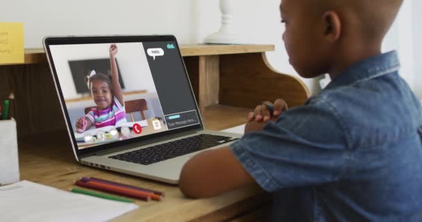 Rapaz Afro Americano Fazer Uma Videochamada Com Colega Portátil Casa — Vídeo de Stock