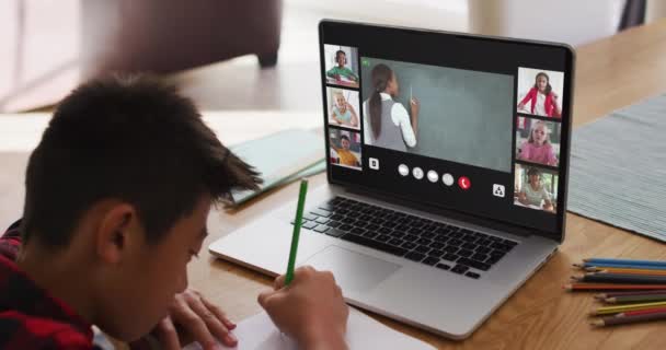 Азіатський Хлопчик Робить Домашнє Завдання Проводить Відеоконференцію Вчителем Однокласниками Ноутбуці — стокове відео