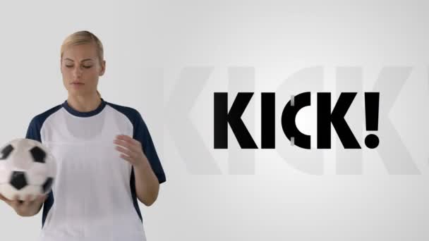灰色の背景にキックテキストに対してサッカーを保持している女性の白人サッカー選手 スポーツと競争の概念 — ストック動画