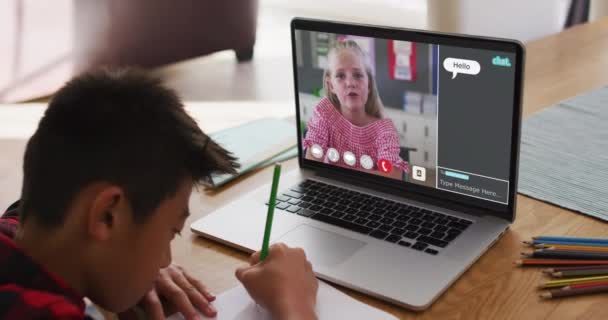 Asijský Chlapec Dělá Domácí Úkoly Videohovor Spolužákem Notebooku Doma Vzdálený — Stock video