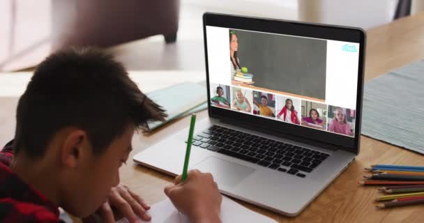 Asyalı Çocuk Ödevi Yapıyor Bilgisayarında Öğretmen Sınıf Arkadaşlarıyla Video Konferansı — Stok video